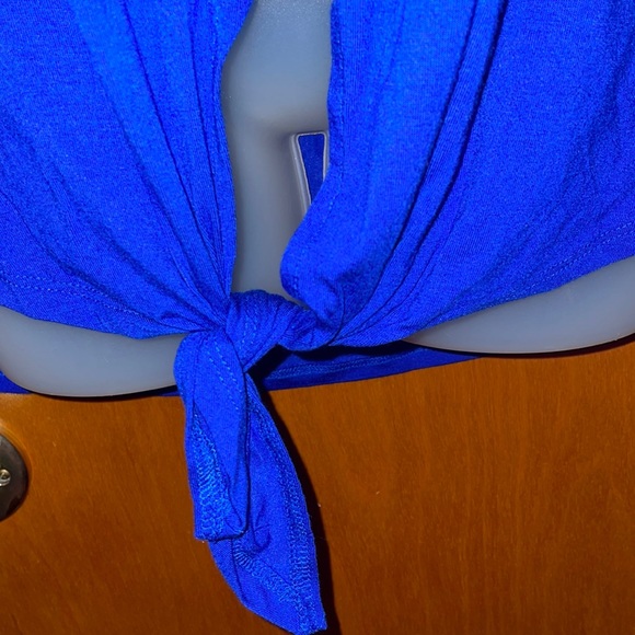 Sleeveless bright blue V neck top - Picture 3 of 6